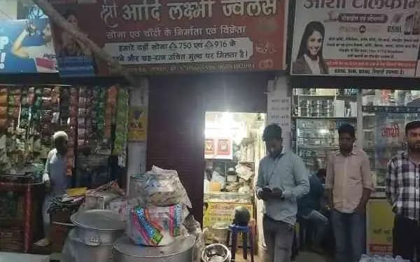 लातेहार में दिनदहाड़े ज्वेलरी दुकान में चोरी – घटना सीसीटीवी में कैद